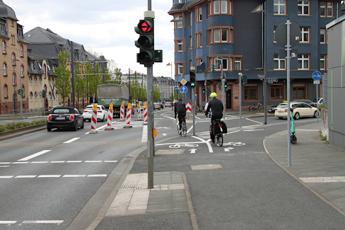 Neue Ampelschaltung: Radfahrende grün, wenn Rechtsabbiegende Kfz rot haben