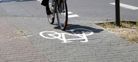 Fahrrad auf einem mit Piktogramm gekennzeichneten Angebotsradweg in Frankfurt-Bockenheim