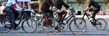 Radfahrer kreuzen die Wege auf Platz