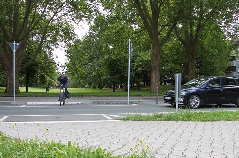 Fair im Verkehr: Blickkontakt zwischen Radfahrendem und Autofahrendem