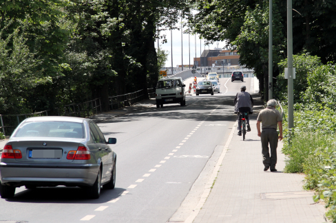 Enge Platzverhältnisse für den Rad- und Fußverkehr an der Carl-Ulrich-Brücke zwischen Frankfurt-Fechenheim und Offenbach