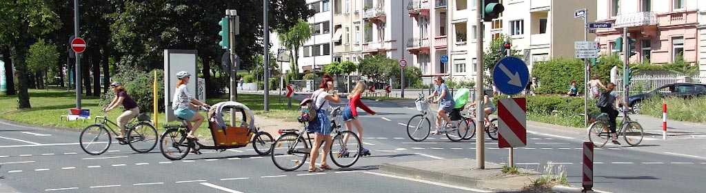 Viele Radfahrer überqueren eine Kreuzung