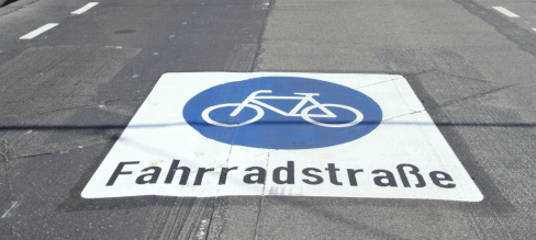 Fahrradstraße-Piktogramm auf Asphalt