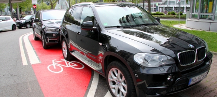 Falschparker auf rot eingefärbtem Radweg