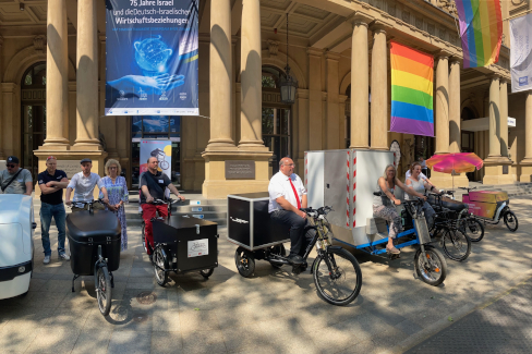 Übergabe von Lastenrädern an lokale Betriebe in Frankfurt