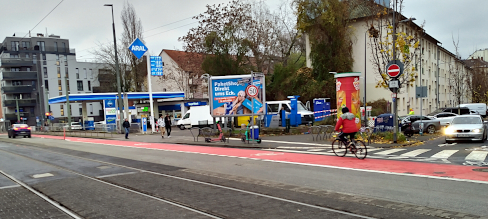 Neuer Radfahrstreifen in der Hanauer Landstraße