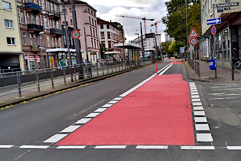 Neuer Radfahrstreifen in der Hanauer Landstraße