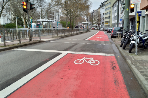 Forstsetzung des Radfahrstreifens auf der Hanauer Landstraße stadtauswärts 