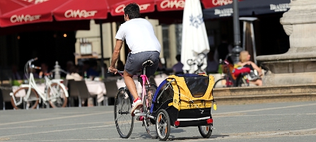 Fahrradfahrer mit Kinderanhänger vor der Alten Oper