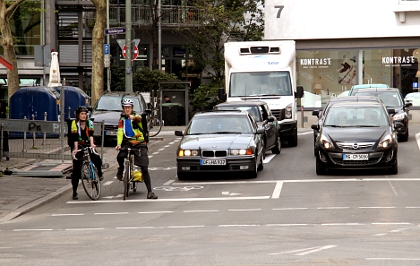 Radfahrer und Autos warten an Kreuzung am Kornmarkt