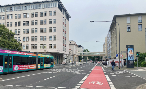 Mehrspurige Straße mit Radweg