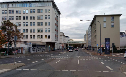 Mehrspurige Straße ohne Radweg