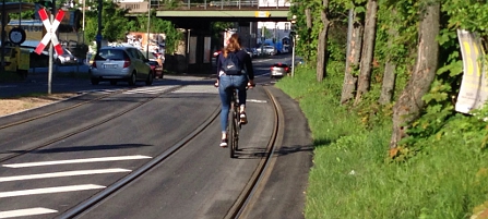 Mörfelder Landstraße, Radlerin zwischen Straßenbahnschienen