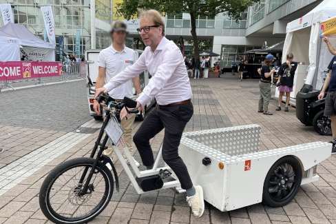 Mobilitätsdezernent Wolfgang Siefert testet ein Cargobike