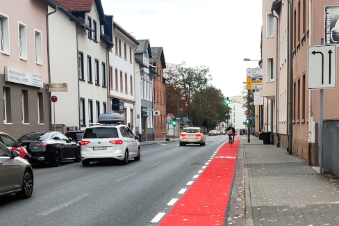 Neuer rotmarkierter Fahrrad-Schutzstreifen