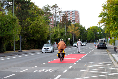 Neuer Schutzstreifen im Praunheimer Weg