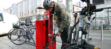 Fahrrad-Reparaturstation in Betrieb